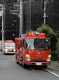 マンションに出動した消防や警察車両