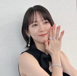 吉岡里帆の父親は映像制作会社でカメラマンと経営の両方をしてる